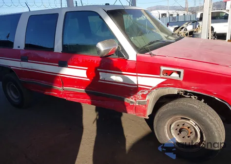 1998 GMC Suburban 2500 Sl z USA, uszkodzony, nr VIN 1GKGC26R7WJ725044